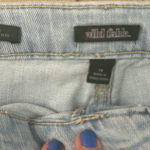 WILD FABLE Relaxed Fit Distressed Light Wash Jeans - Picture 2 of 5